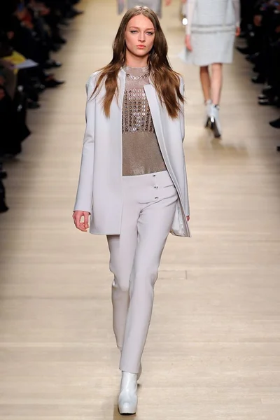 Look 10